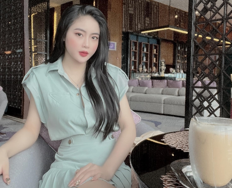 Vì là lần đầu đóng phim, hot girl Hà thành gặp không ít khó khăn: 'Tôi bất ngờ lắm, lúc đầu tôi nghĩ nó sẽ đơn giản như mình đi chụp hay quay quảng cáo nhưng không phải đâu, làm phim tốn nhiều công sức lắm (cười). Nhưng chắc cũng tùy phim thôi. Với 'Đại gia chân đất', tôi đã thật sự nỗ lực rất nhiều. Thời điểm quay phim thời tiết đang giao mùa, cường độ quay khá gấp rút nhưng đạo diễn yêu cầu chất lượng cao và tính chuẩn xác tuyệt đối. Diễn viên chúng tôi và cả đoàn đều dầm mưa dãi nắng khá vất vả, thế nhưng tất cả đều hăng say làm việc bằng đam mê'.
