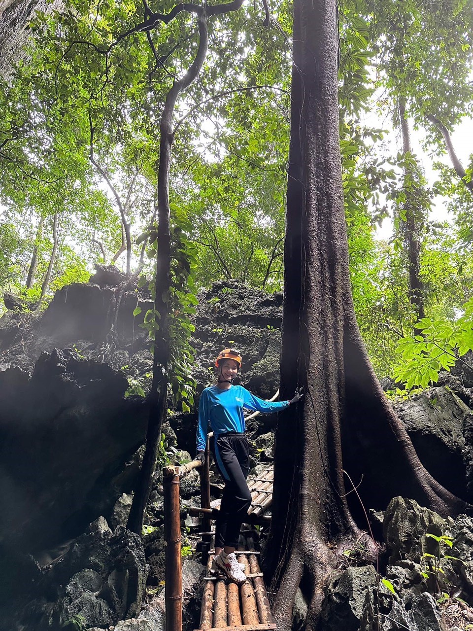Hoa Hậu Đinh Như Phương hào hứng trước khi tham quan hang động Hoàn Mỹ
