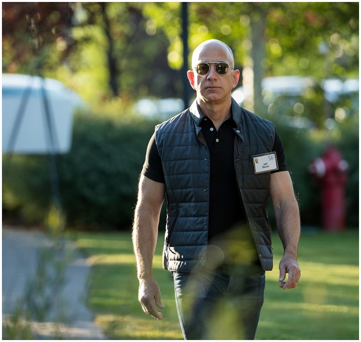 Jeff Bezos, 59 tuổi, là người sáng lập ra công ty công nghệ đa quốc gia Amazon, sở hữu khối tài sản khủng hơn 118 tỷ USD.
