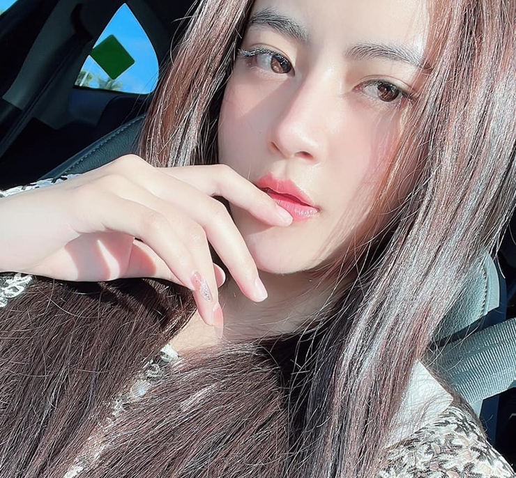 Bên ngoài, cô&nbsp;nhận được nhiều lời khen ngợi nhờ nét đẹp dịu dàng, nền nã.&nbsp;
