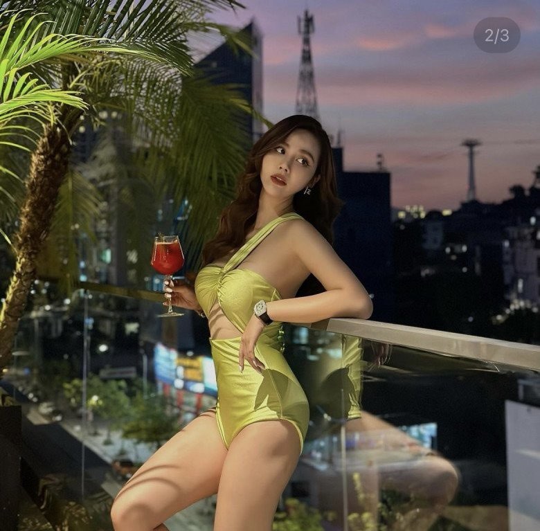 Huyền Lizzie diện đồ bơi khoét eo cùng chiếc đồng hồ gần nửa tỷ đồng.