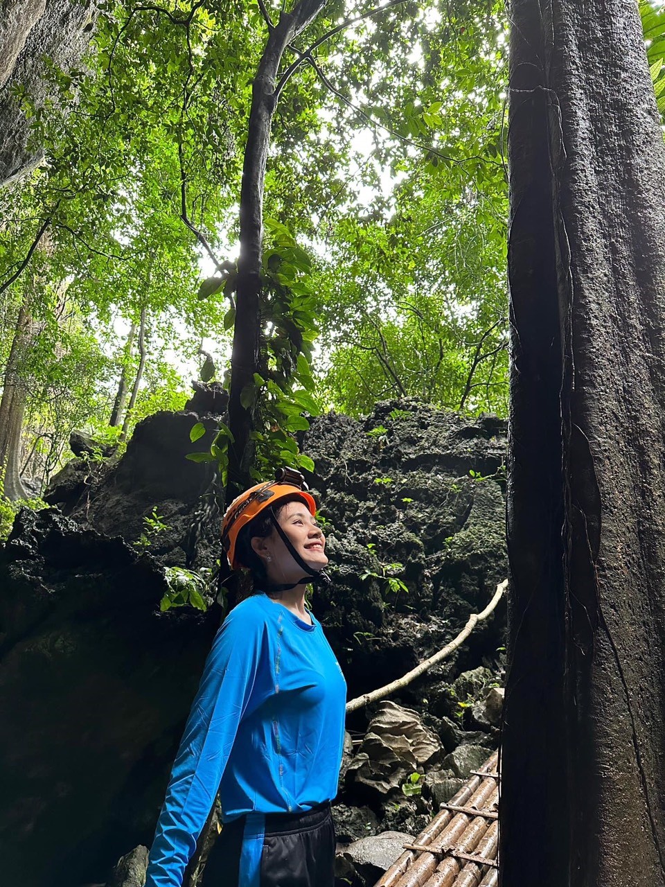 Đinh Như Phương giản dị và rạng rỡ khi tham gia tham gia tour thám hiểm hang động.
