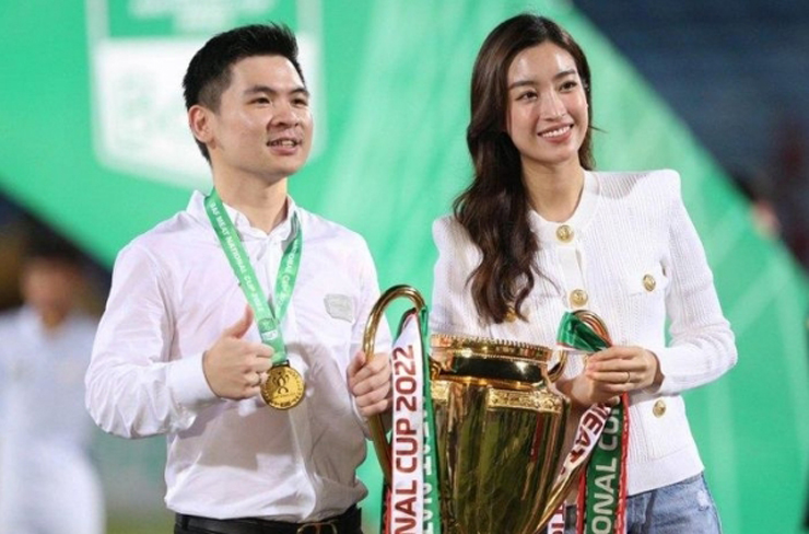 Hoa hậu Mỹ Linh cùng&nbsp;ông xã tới chúc mừng câu lạc bộ bóng đá Hà Nội