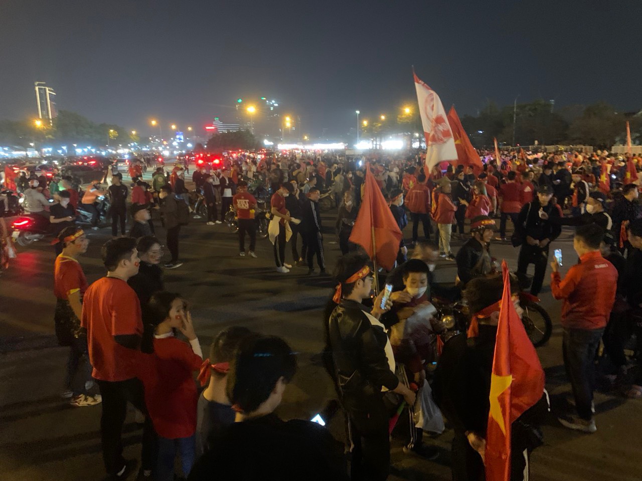 Càng về tối, lượng người đổ đến sân vận động ngày một đông khiến giao thông ùn tắc