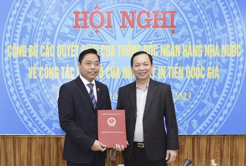 Phó Thống đốc Đào Minh Tú trao Quyết định bổ nhiệm cho ông Nguyễn Văn Long - Ảnh NHNN