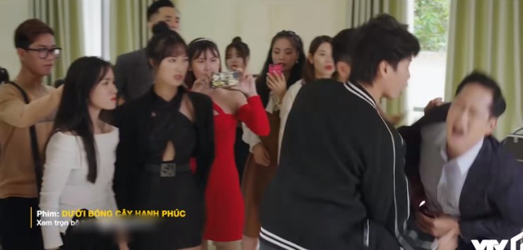 Phân cảnh Đạt bị đánh ngay giữa hội trường huyện (Ảnh: Chụp màn hình)&nbsp;