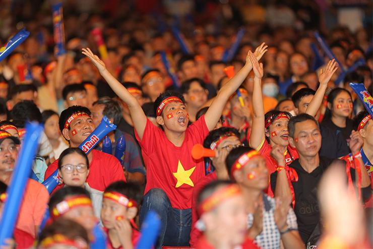 Đã có hàng nghìn người hâm mộ tại TP.HCM tập trung về màn hình lớn tại đường Lê Duẩn (Quận 1) vào tối ngày 13/1 để cổ vũ cho đội tuyển Việt Nam trong trận chung kết lượt đi AFF Cup 2022&nbsp;trước Thái Lan.