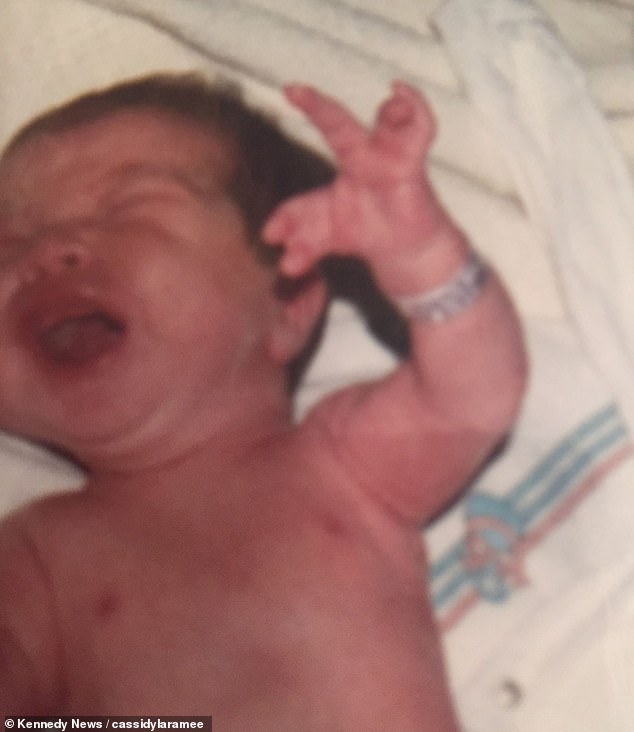 Cassidy (trong ảnh là một đứa trẻ) bị bắt nạt khi còn nhỏ ở trường và phải chuyển đi