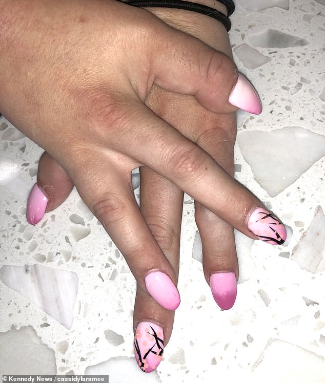 Cô gái 26 tuổi thích đến tiệm làm đẹp vì “Tôi thích móng tay của mình khiến tôi cảm thấy xinh đẹp”