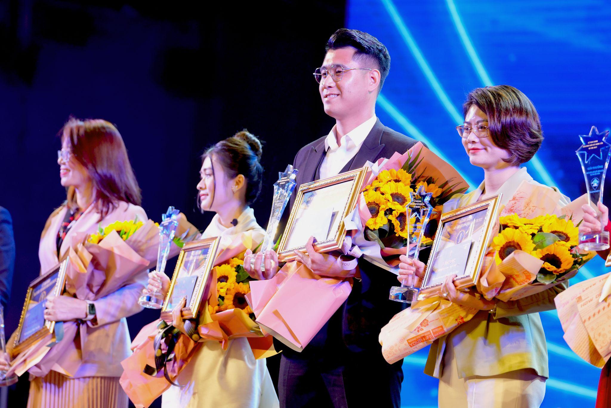 Nhà môi giới bất động sản dự án xuất sắc - Anh Nguyễn Xuân Tình (đứng thứ 3 từ trái sang phải)