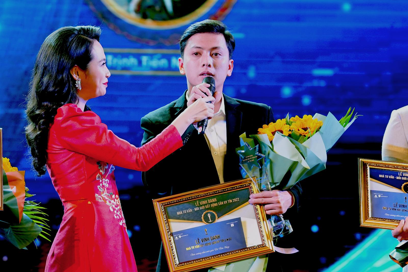 Nhà môi giới bất động sản nam thanh lịch - Anh Bùi Quốc Khánh