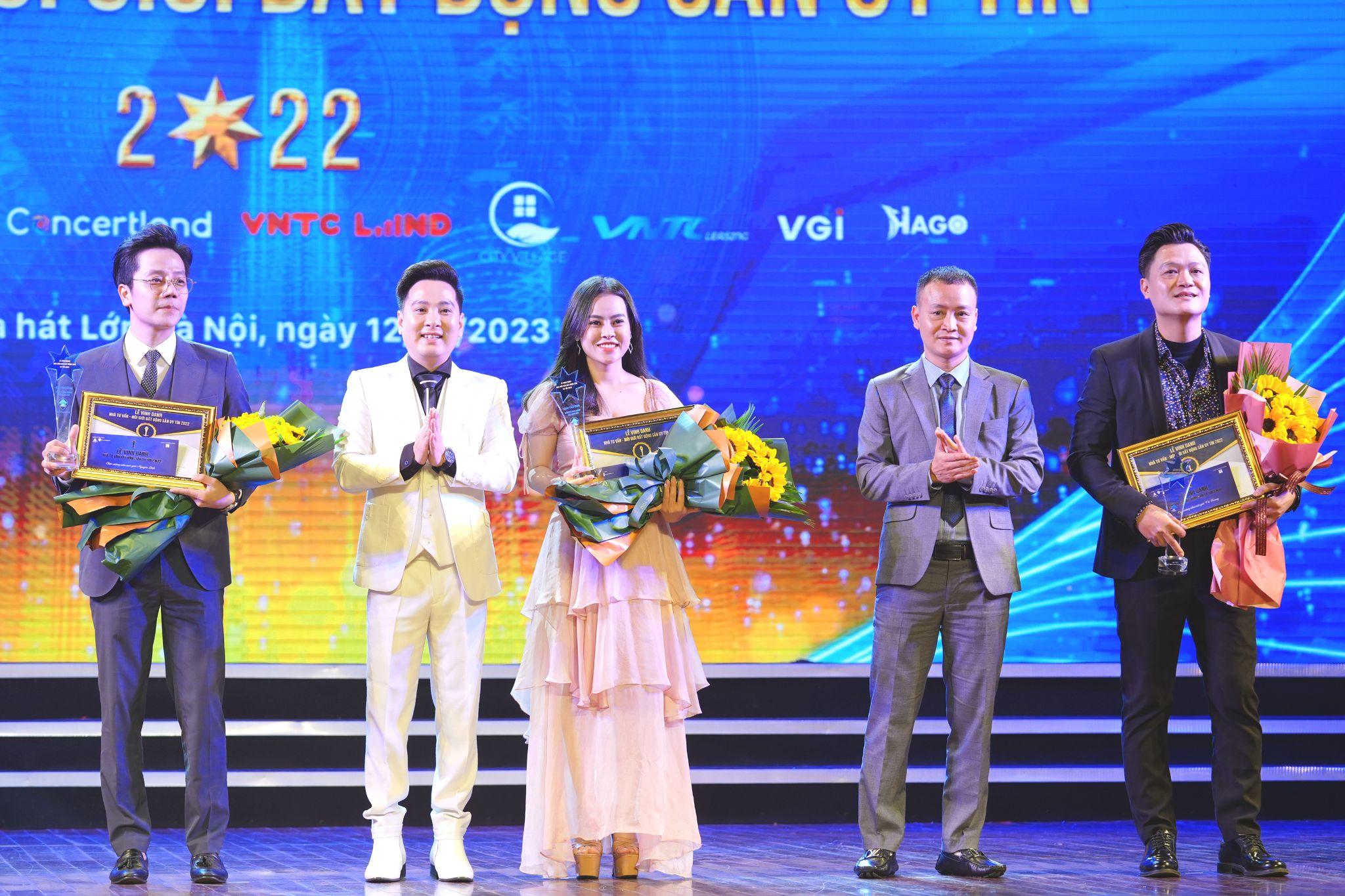 Giải thưởng Nghệ sỹ kinh doanh bất động sản (Từ bên trái: Ca sỹ Denis Trần, Ông Nguyễn Anh Thư - Chủ tịch Công ty Bất động sản Nghệ sỹ Concert Land, Ca sỹ Nguyên Linh, Ông Trần Thanh Hải - Chủ tịch Công ty Nội thất Hago, Nghệ sỹ Vũ Hoàng)