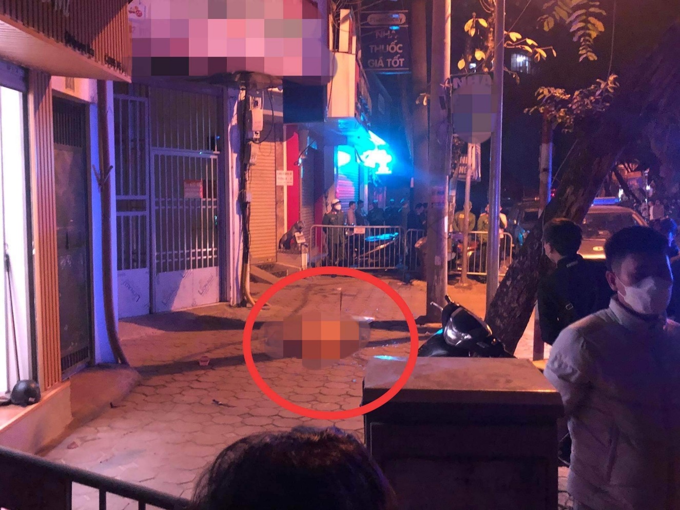 Lực lượng công an phong toả hiện trường nơi xảy ra vụ án mạng