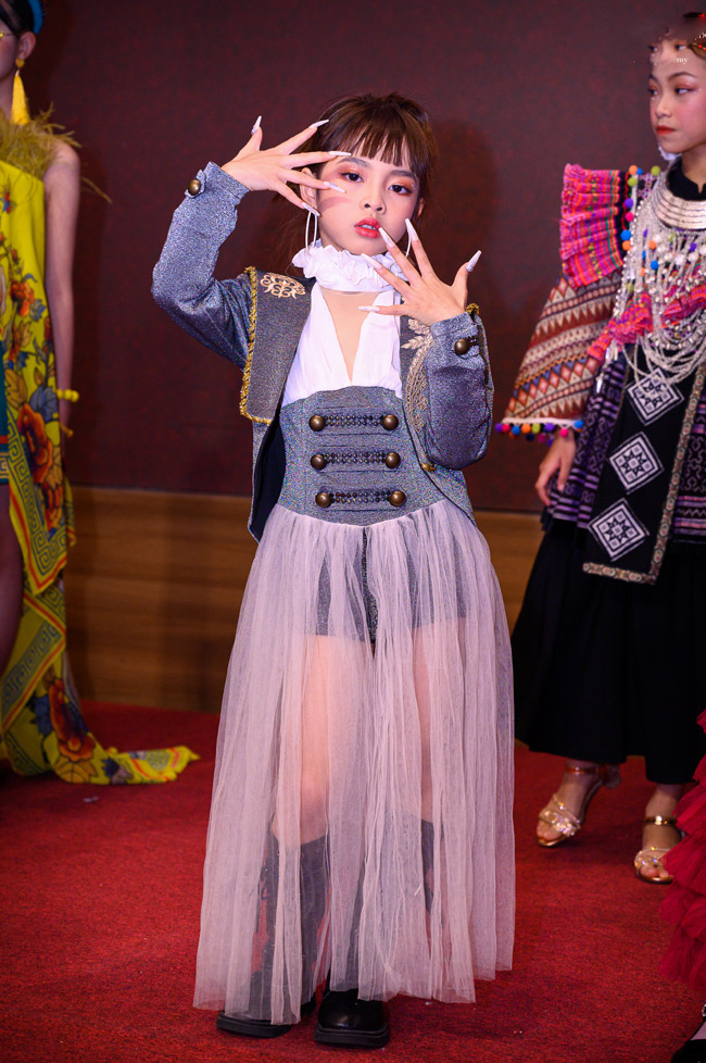 Mẫu nhí Mộc Trà tên đầy đủ là Nguyễn Hương Mộc Trà sinh năm 2016 tại Phú Diễn (Hà Nội). Tuy chỉ mới 7 tuổi nhưng Mộc Trà catwalk không thua kém mẫu nhí nào cùng phong cách tạo dáng chuyên nghiệp.