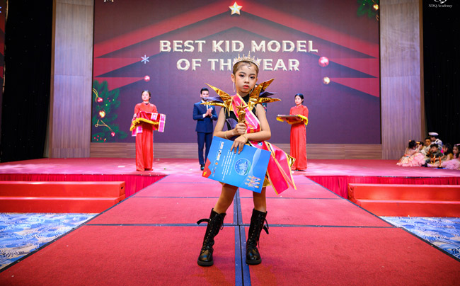 Người mẫu nhí 7 tuổi tỏa sáng trên sàn diễn với thần thái chuyên nghiệp - 2