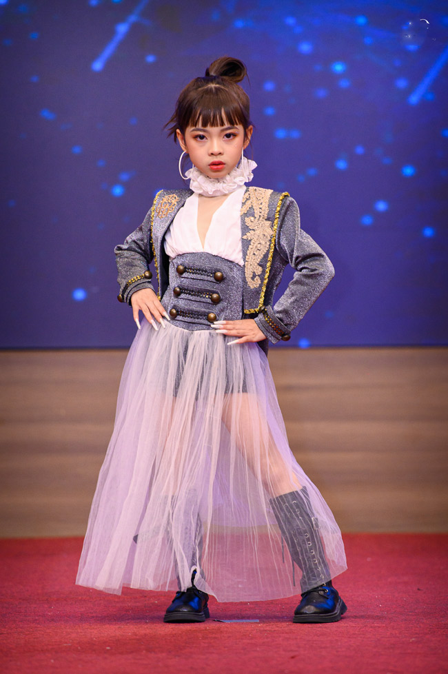 Người mẫu nhí 7 tuổi tỏa sáng trên sàn diễn với thần thái chuyên nghiệp - 4