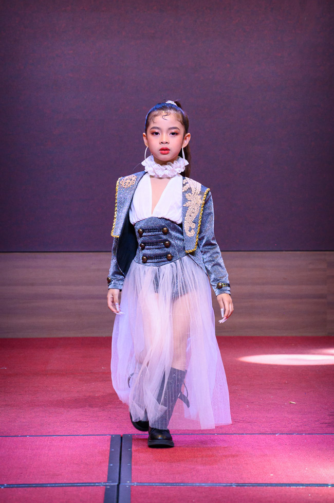 Người mẫu nhí 7 tuổi tỏa sáng trên sàn diễn với thần thái chuyên nghiệp - 3
