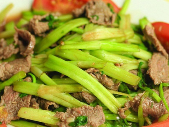 Ẩm thực - Mùa lạnh, người hay ăn rau cần nhất định phải biết điều này, 4 nhóm người được khuyến cáo không nên ăn!