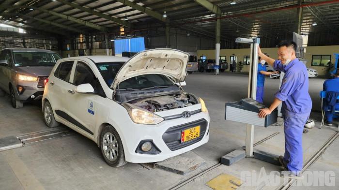 Nhiều ngày qua, tại các trung tâm đăng kiểm ở Hưng Yên, có từ 50-80% số phương tiện đến thực hiện kiểm định là từ Hà Nội di chuyển về