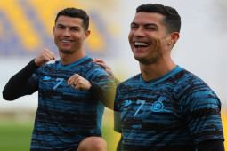 Ronaldo hóa thân võ sĩ, cười tươi trên sân tập trước thềm đối đầu Messi