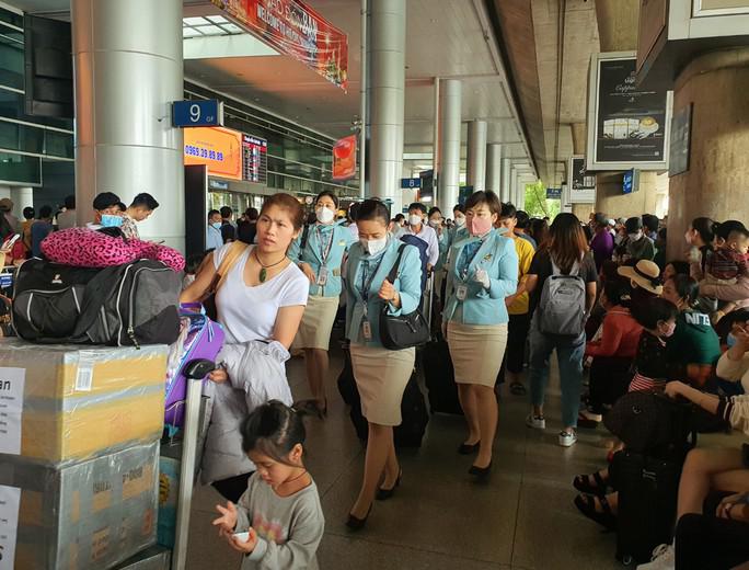 Nhà ga quốc tế sân bay Tân Sơn Nhất nhộn nhịp khách những ngày cận TếtẢnh: THÁI PHƯƠNG
