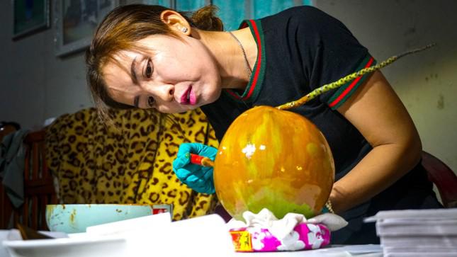 Để hoàn thiện một sản phẩm dát vàng cần trải qua nhiều công đoạn. Trước tiên, người thợ phải chọn loại quả to tròn, bề mặt láng mịn, không quá non; rồi vệ sinh quả thật sạch, tiếp theo là quét keo lên, rồi keo khô mới dùng lá vàng phủ đều lên. Sau đó, người thợ sẽ dùng cọ phủ nhẹ để phần vàng thừa rớt xuống, rồi dùng cọ mịn đánh lại cho bóng đẹp.