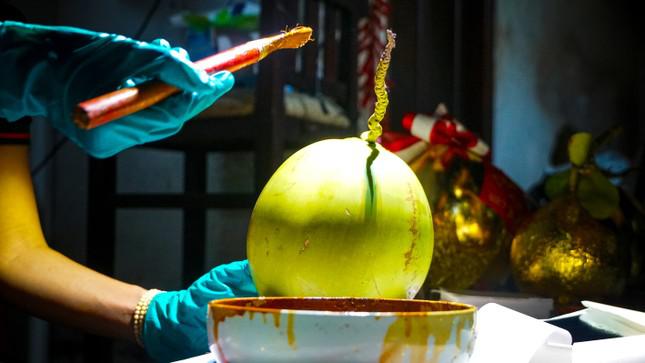 Bén duyên với trái cây dát vàng trong một lần đọc báo thấy người ta dát vàng cho bàn, ghế, nhà… rất đẹp nên chị Phước đã mua đồ về làm thử trên trái cây. Qua nhiều lần thử nghiệm, chị Phước nhận thấy, các loại trái có vỏ láng mịn dát vàng rất đẹp, nhất là trên trái bưởi và dừa trưng rất bền. Riêng dưa hấu cũng có vỏ láng nhưng khi dát vàng lại rất dễ úng, không trưng được lâu.