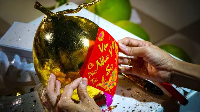 Dán thêm giấy đỏ để sản phẩm được bắt mắt hơn.