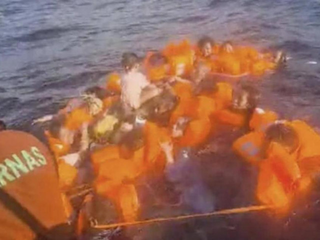 Tàu Indonesia chở 240 người bốc cháy trên biển, 14 người thiệt mạng