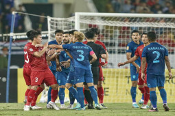 Bóng đá - Theerathon xô xát với Quế Ngọc Hải vẫn hay nhất trận, cán mốc "vua kiến tạo"