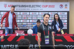 Bóng đá - Trợ lý ĐT Thái Lan khiêu khích truyền thông Việt Nam, nhiều người bức xúc