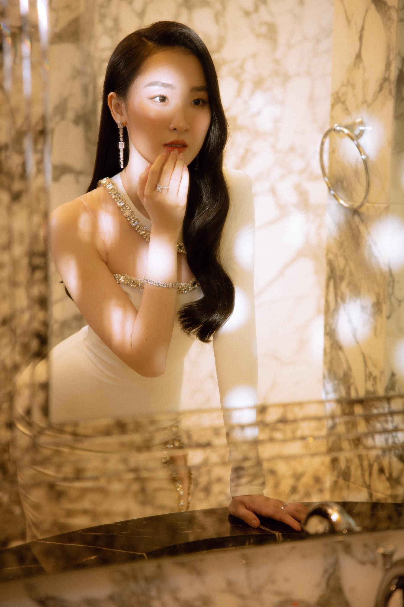 Một phần do tính chất công việc cùng với tính cách nhẹ nhàng nên Cẩm Nhi thường chọn váy áo điệu đà, nữ tính với những khoảng hở an toàn.