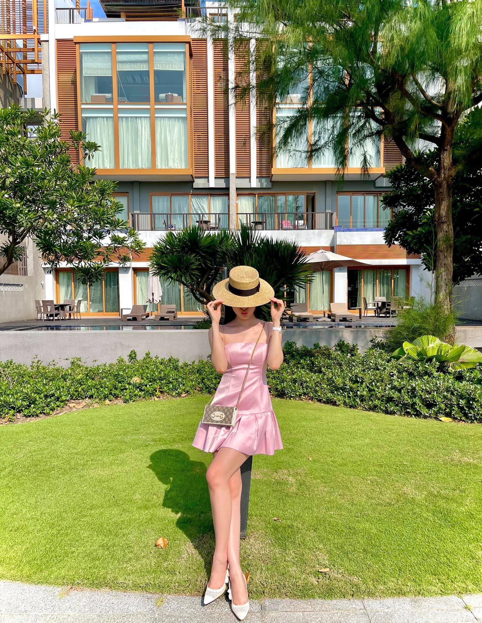 Cô yêu thích những item có tông màu sáng, pastel ngọt ngào cùng chất liệu mềm mại.