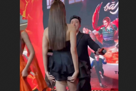 Trương Quỳnh Anh lấy tay che chắn vì mặc váy ngắn bước lên sân khấu
