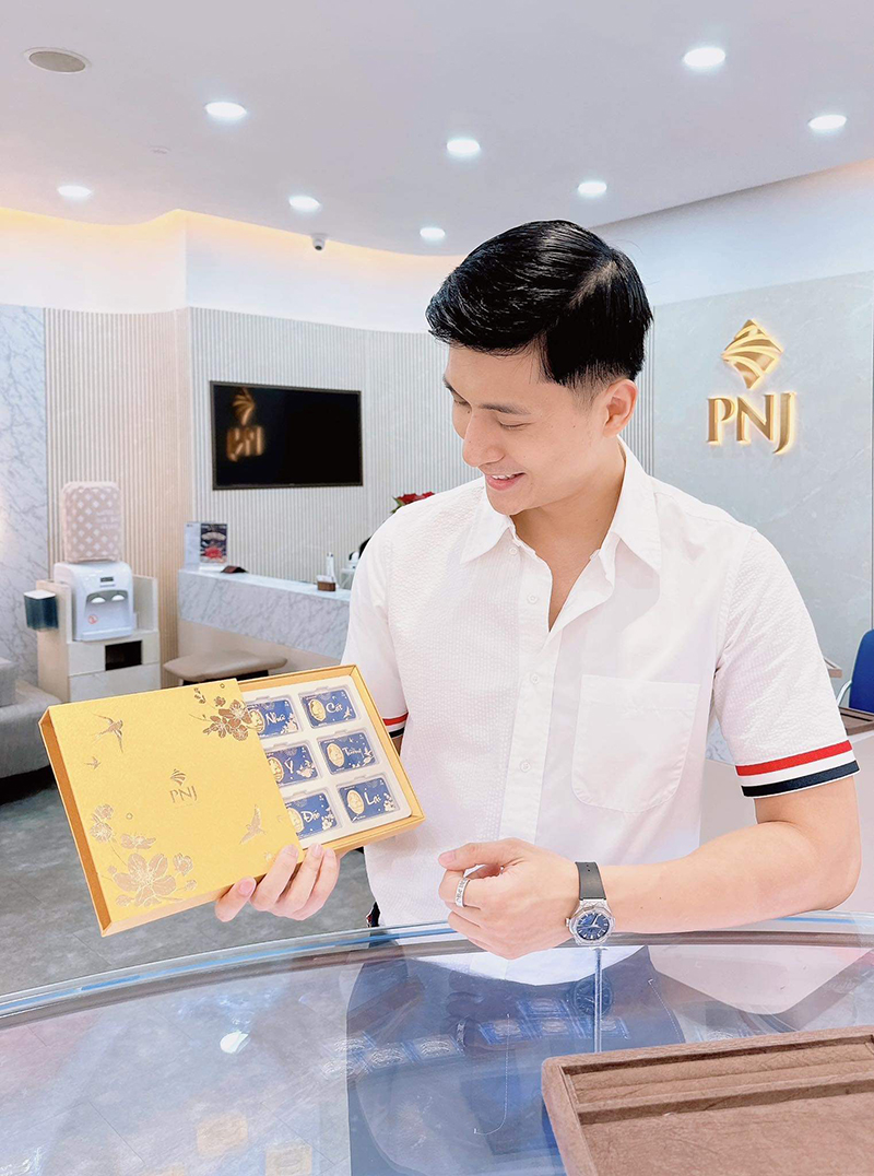 Người mẫu Lâm Bảo Châu chọn set Vàng Thần Tài PNJ làm món quà tặng người thân trong dịp Tết