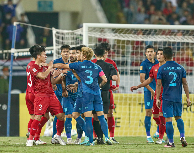 Tình huống xô xát giữa Theerathon Bunmathan và Quế Ngọc Hải trong trận chung kết lượt đi AFF Cup 2022 tối 13/1. Ảnh: Tạp chí Du lịch TP.HCM