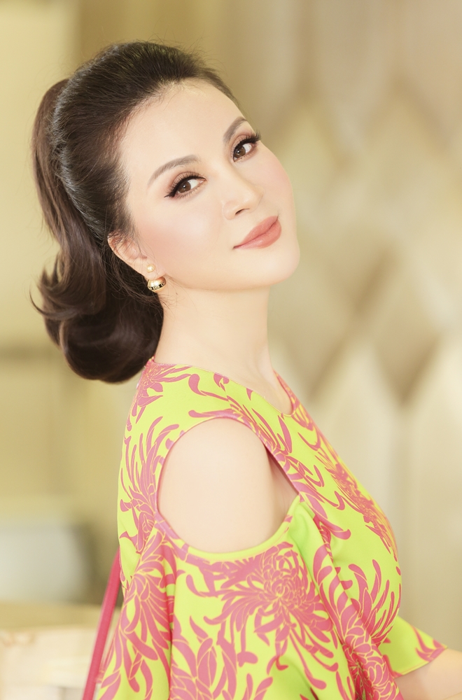 "Nữ hoàng ảnh lịch" Thanh Mai khoe vai trần gợi cảm - 2