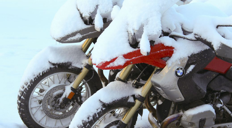 3. Đề phòng những tác hại của các thành phần trong không khí mùa đông, nhất là muối từ sương lạnh, có thể bao mòn các thành phần trên xe. Vì thế sau mỗi hành trình bạn cần rửa và lau khô xe để loại bỏ các chất bụi bẩn và các tạp chất gây hại như vậy. 