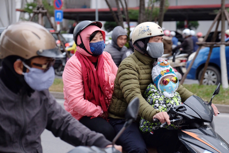 6. Vào mua đông, không khí trở lạnh, khi lái xe máy bạn không nên chủ quan. Cần chú ý tới giữ ấm cho cơ thể, tránh để không khí lạnh tác động trực tiếp vào da thịt của mình. Ngoài khoác áo ấm, dùng khăn ra thì bạn cần chú ý đeo găng tay khi thấy cần thiết. Nếu tay bị cóng do tác động của không khí lạnh có thể khiến cho bạn lái xe khó khăn hơn. 