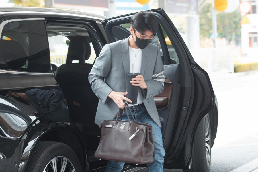 Anh được người hâm mộ ưu ái dành tên gọi "nam nghệ sĩ đeo túi Hermes đẹp nhất showbiz Việt".