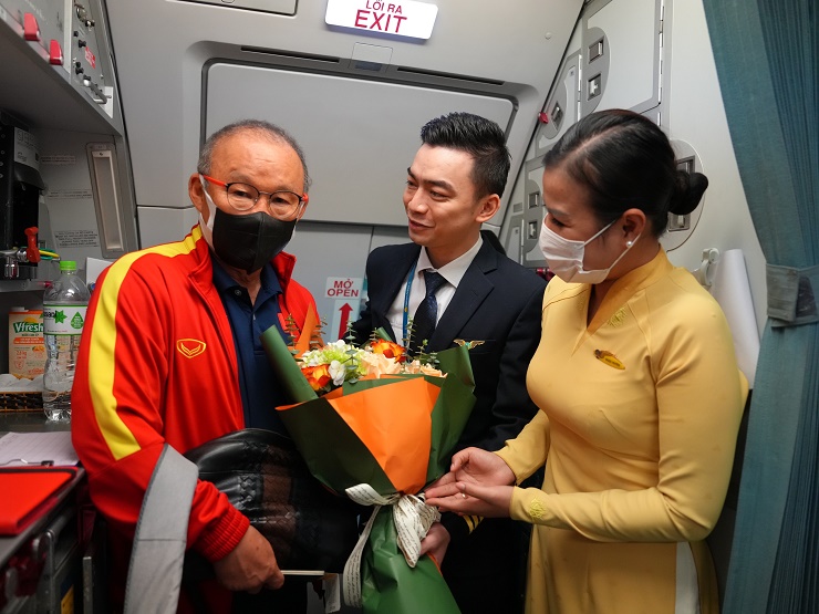 Nhân viên hàng không tặng hoa HLV
Park Hang Seo nhằm tiếp sức cho ông và các học trò trước trận đấu
quan trọng.