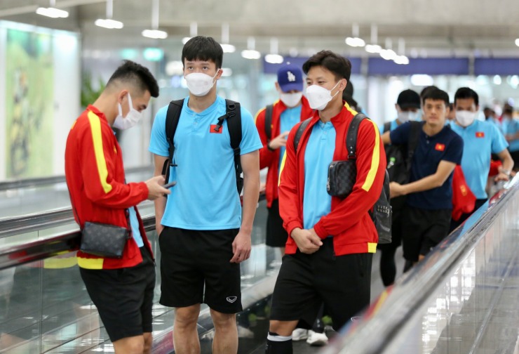 Các tuyển thủ chờ làm
thủ tục trước khi ra xe về khách sạn