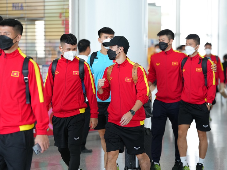 Theo dự kiến, máy bay chở ĐT Việt Nam
sẽ cất cánh lúc 12h40 và hạ cánh xuống thủ đô Băng Cốc (Thái Lan)
lúc 15h. Bộ phận đầu bếp của ĐT Việt Nam đã chuẩn bị sẵn cơm cho
các tuyển thủ lên máy bay dùng bữa trưa.