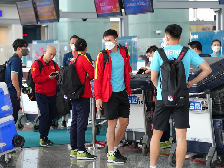 Các tuyển thủ xếp hàng làm thủ tục để
vào phòng chờ