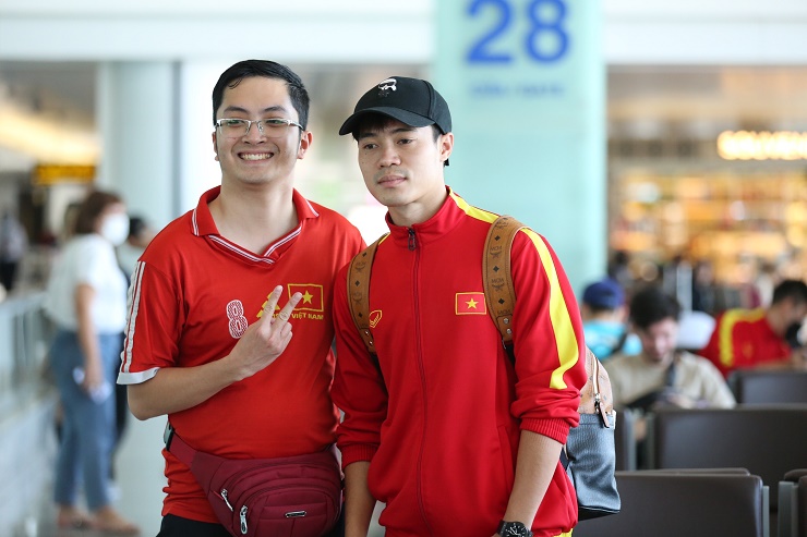 Trong lúc chờ lên máy bay, tiền đạo
Văn Toàn tranh thủ chụp ảnh cùng người hâm mộ