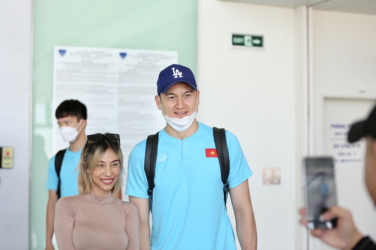 Thủ thành Đặng Văn Lâm chụp ảnh cùng
một fan nữ Thái Lan. Ở trận chung kết lượt đi, người gác đền số 1
của ĐT Việt Nam có pha cứu thua xuất sắc ở những phút cuối
giúp đội nhà thoát thua.