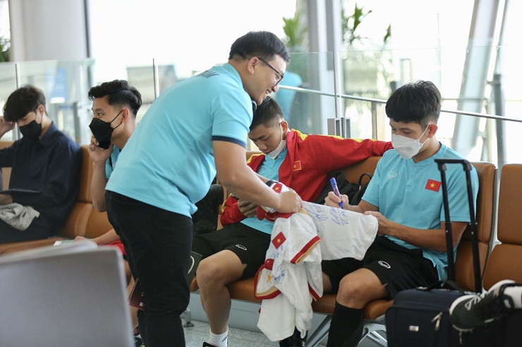 Hậu vệ Hồng Duy ký tên lên áo đấu ĐT
Việt Nam để tặng người hâm mộ