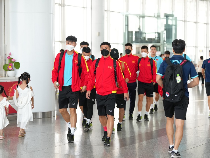 Khoảng 11h sáng 14/1, ĐT Việt Nam đã
có mặt tại sân bay Nội Bài (Hà Nội) để làm thủ tục lên đường sang
Thái Lan, chỉ hơn nửa ngày sau khi trận chung kết lượt đi AFF Cup
2022 kết thúc.