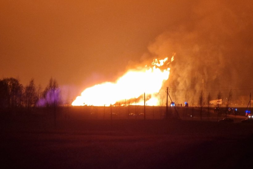 Cầu lửa khổng lồ bốc lên từ vụ nổ đường ống khí đốt Lithuania – Latvia (ảnh&nbsp;: Reuters)