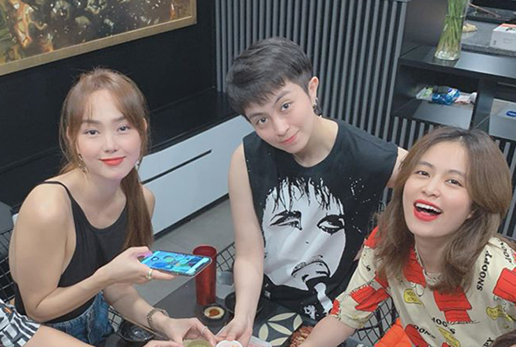 Gil Lê và Hoàng Thùy Linh cùng chơi trong nhóm bạn thân nên cả hai thường xuyên cùng bạn bè tụ họp.
